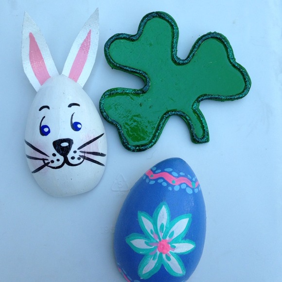Holiday pin set. - Picture 1 of 3