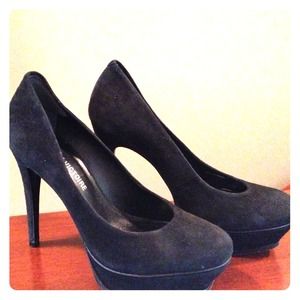 Pour la Victoire Portia Black Suade platform pump!
