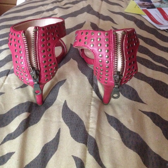 Red shoes cute with joggers SOLD - Picture 2 of 3