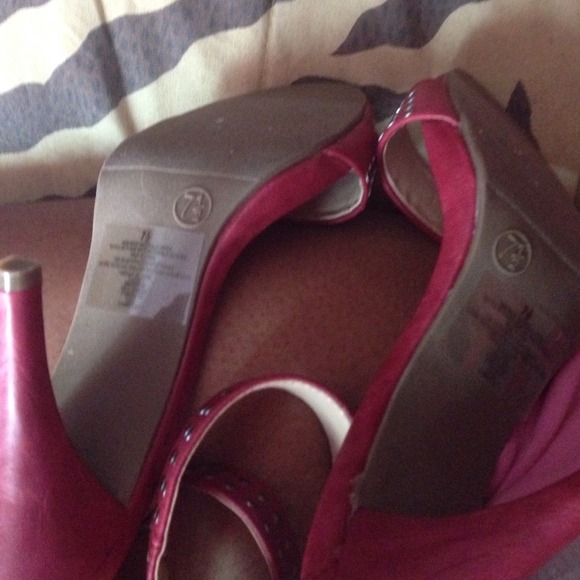 Red shoes cute with joggers SOLD - Picture 3 of 3