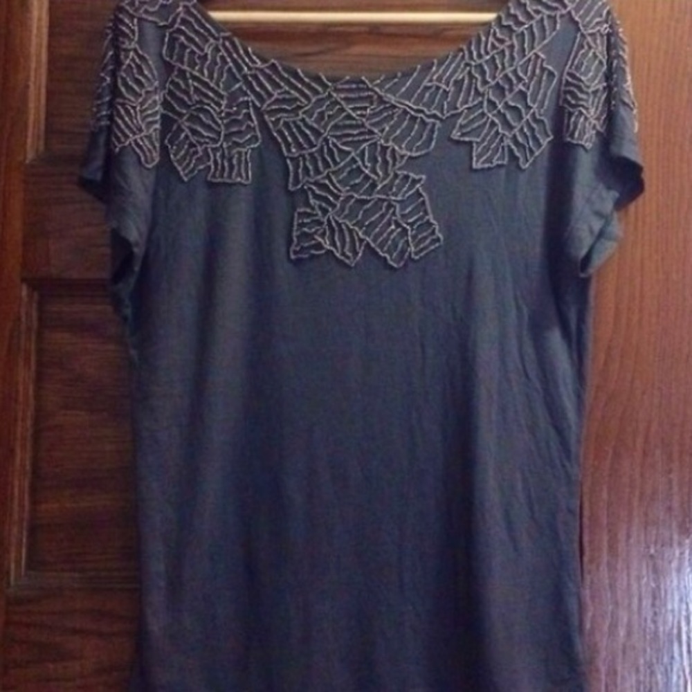 Beautiful scope neck gray silver beaded top
