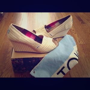 Toms striped wedges