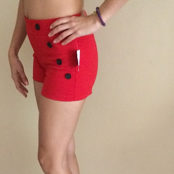 Super cute and flirty high waist Guess shorts!!!