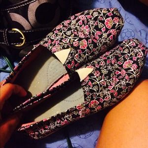 Black floral toms