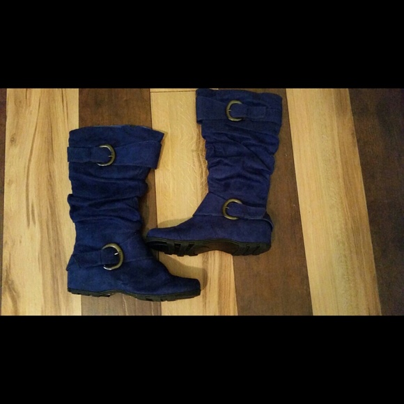 Mid-Calve Navy Boots