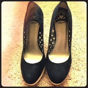 Fergalicious size 8 black wedges