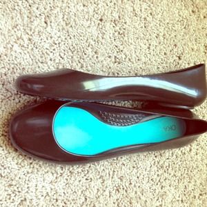 Dark brown jelly flats....size 8, IMO fits 7.5