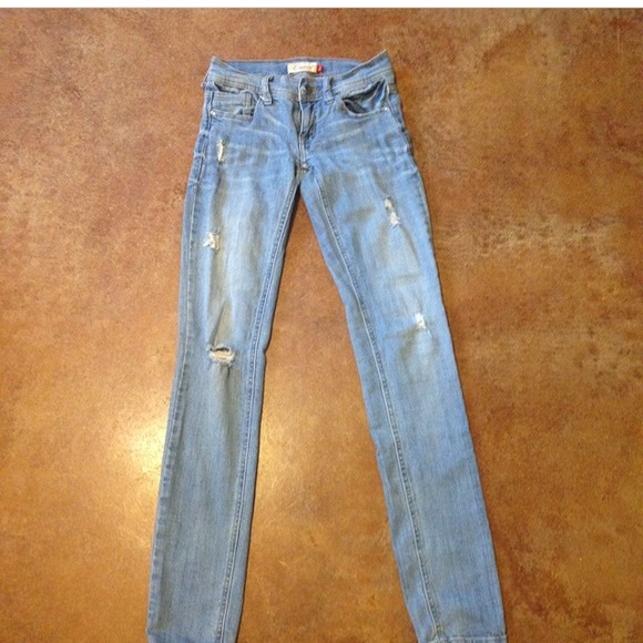 Distressed skinny jeans