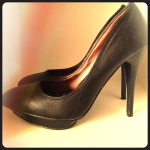 Black  pumps