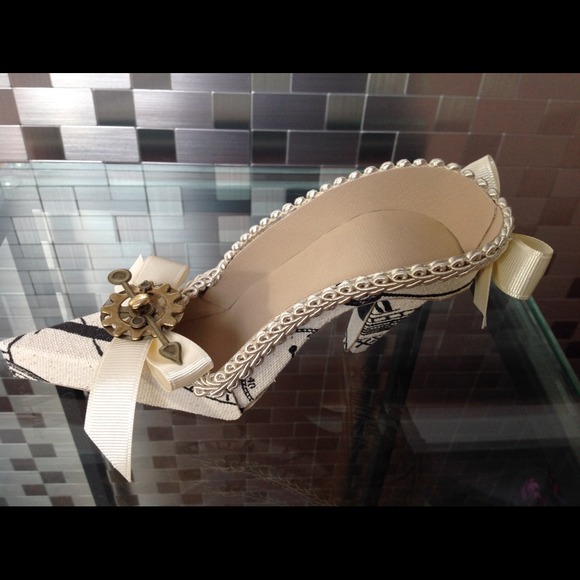 Beautiful handmade heavy duty paper shoe - Picture 3 of 4