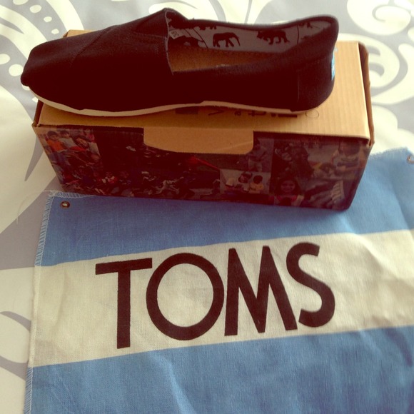 Brand new Toms in black!