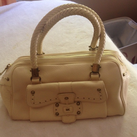 GIFTED⭐winter white Michael Kors leather bag 😍 - Picture 2 of 3