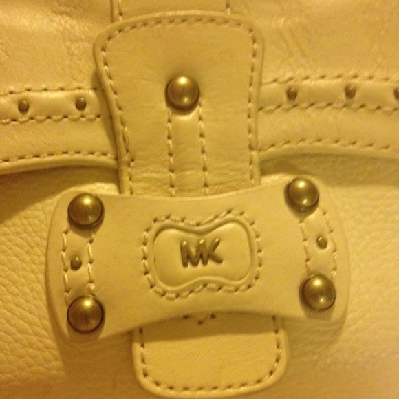 Michael Kors Handbags - GIFTED⭐winter white Michael Kors leather bag 😍