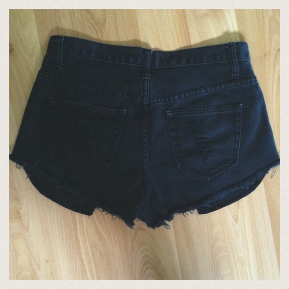 High-Waisted Shorts - Picture 2 of 3