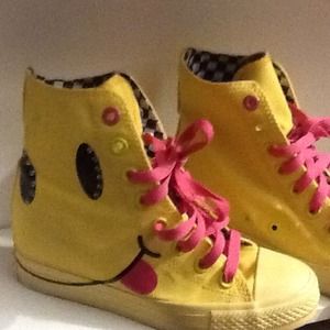 Daddy's Money smiley face shoes size 5