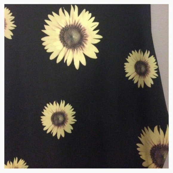 SOLD Sun flower crop tank - Picture 2 of 2