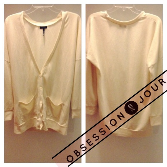 NEW LISTING Oversized off white sweater!