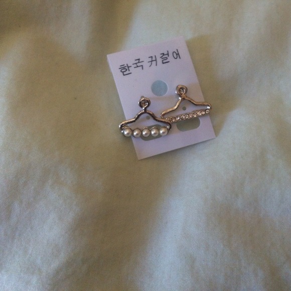 ❌SOLD❌ ✴️ FREE ✴️ with purchase! ✨ Super cute hangers earrings!💞