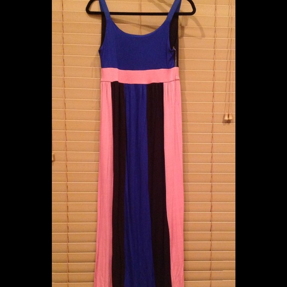 ❌❌SOLD❌❌Vertical Maxi Dress - Picture 3 of 4