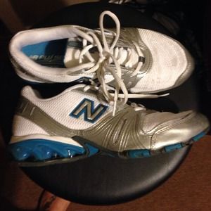 New balance tennis shoes