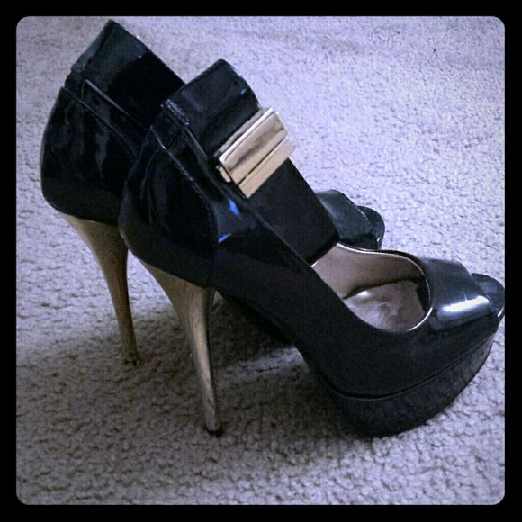 Black & gold pump