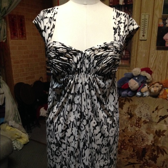 BCBG floral dress Size medium never worn