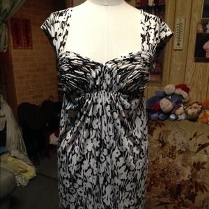 BCBG floral dress Size medium never worn