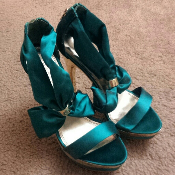 Turquoise & gold pump