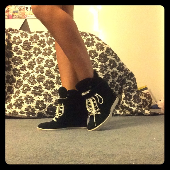 Steve Madden Shoes - Steve Madden high top wedges