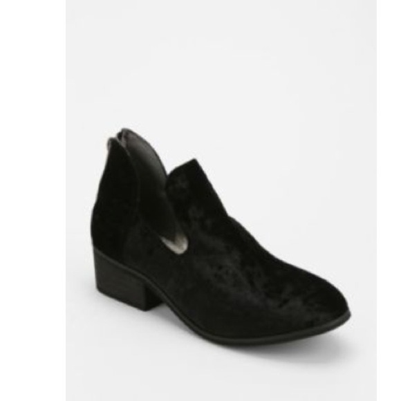 ❌HOLD❌UO velvet cut out Chelsea bootie