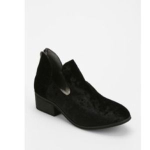 ❌HOLD❌UO velvet cut out Chelsea bootie