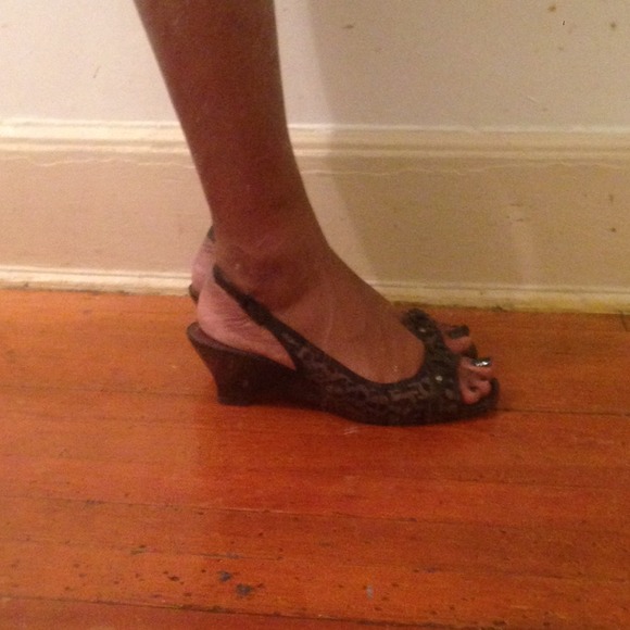 Black wedges