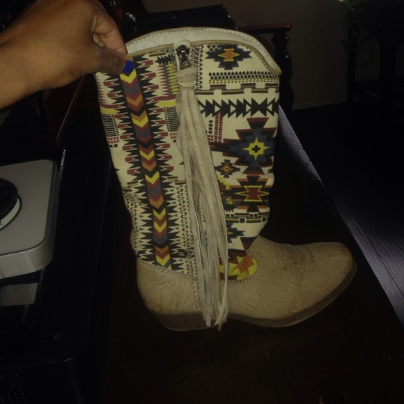 Boots - Picture 3 of 4