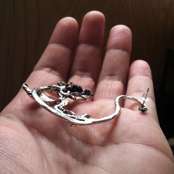 SOLD---- Dragon ear cuff - Picture 3 of 4