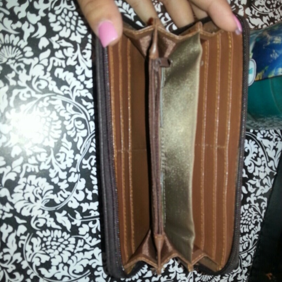 Non Name brand wallets! - Picture 3 of 4