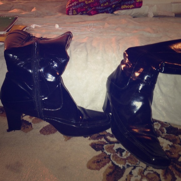 Cute, knee high, heeled boots!