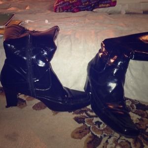 Cute, knee high, heeled boots!