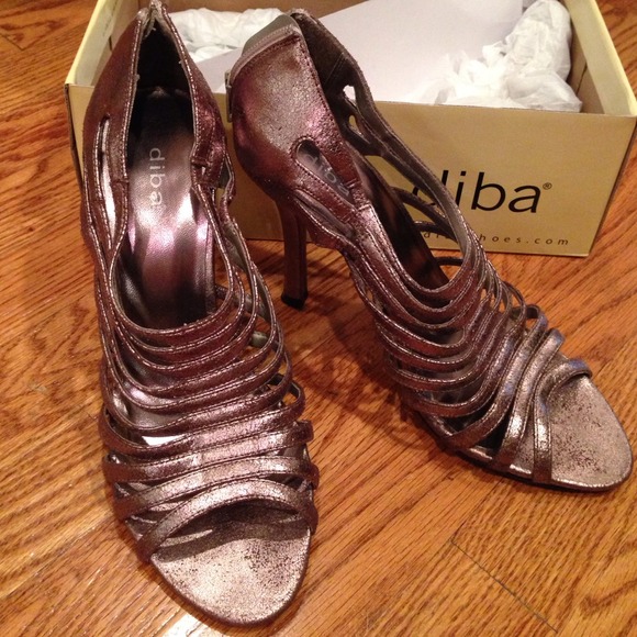Like new! Diba brown strappy heels
