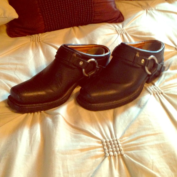 Frye harness clogs