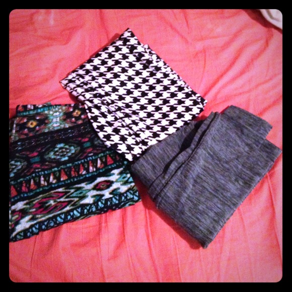 Bundle of leggings. All size medium.