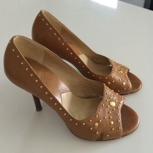 ⬇️ Michael Kors Peep Toe Pumps