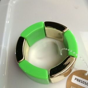 $5! 🚫Must Bundle (3) $5 items to get deal!🚫Stretch Green & Gold Tone Bracelet!