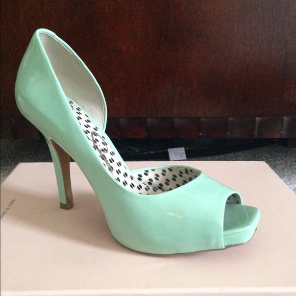 Beautiful mint heels.