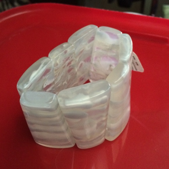 Cute White /Grey Tones Acrylic Stretch Bracelet ! - Picture 2 of 2