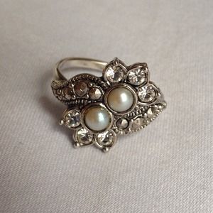 Beautiful "Size 9" Avon vintage inspired ring