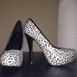 Trendy animal print 5" platform pumps