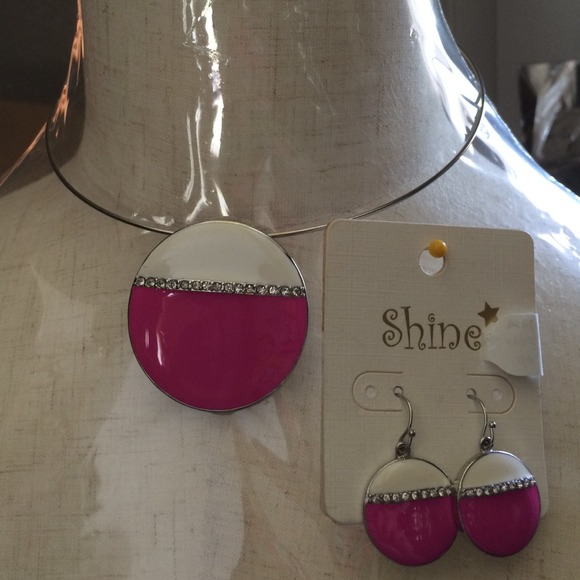 Jewelry - Hot Pink & White Oval Necklace Set!