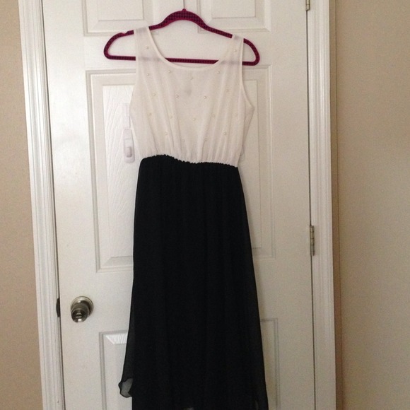 Pearl black and white dress never worn