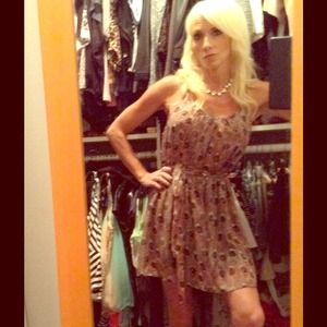 Pretty flowy, girly feather print dress