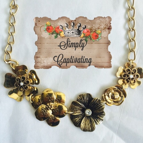 Jewelry - 🎉HP Gold toned floral necklace